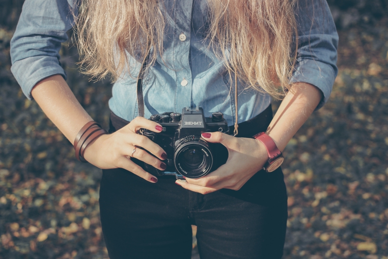 photographe-MOUGINS-min_hand-person-girl-woman-camera-photography-614-pxhere.com